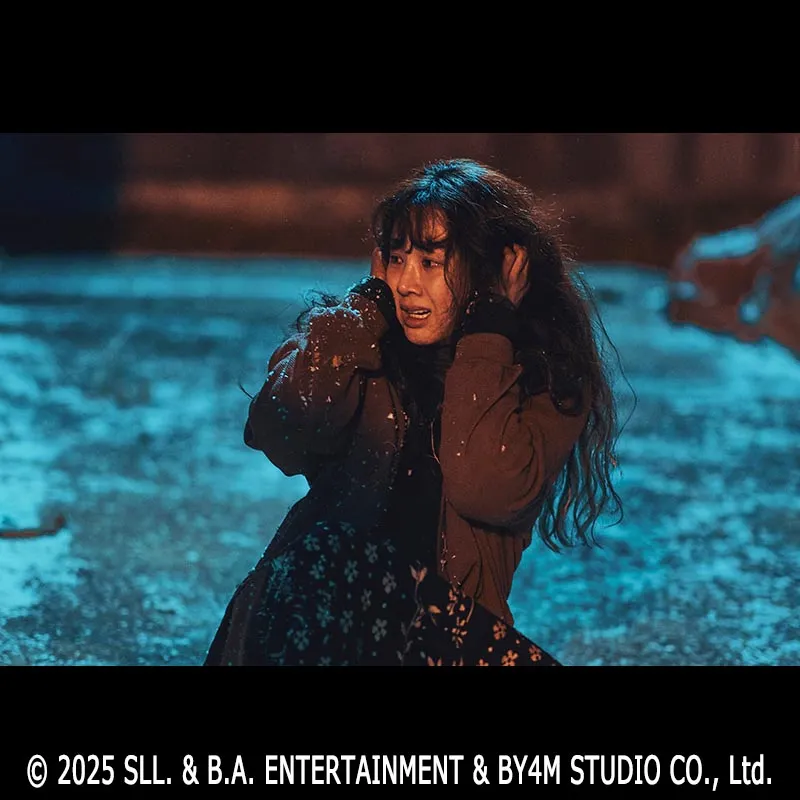 白い車に乗った女